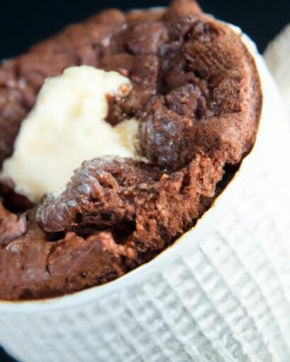 Decadent Keto Chocolate Mug Cake: Quick, Low-Carb Delight